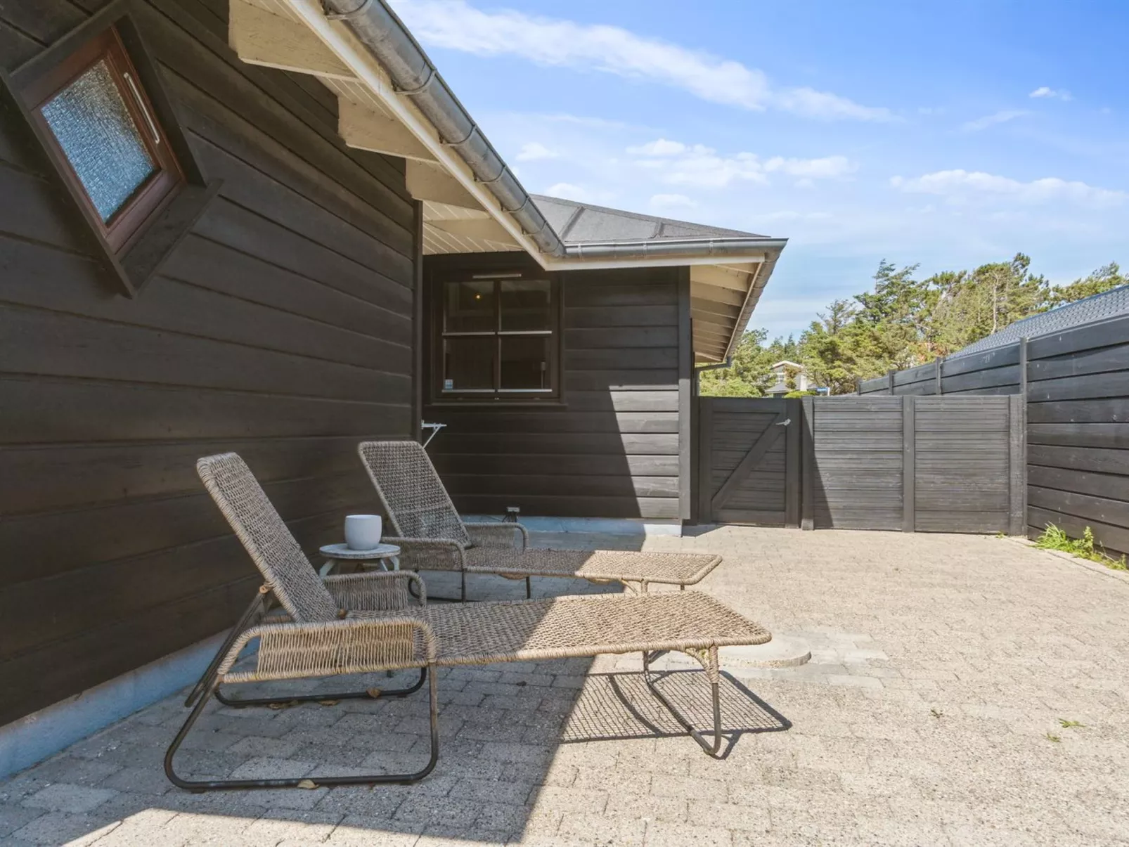 "Fridgerd" - 250m from the sea-Outside