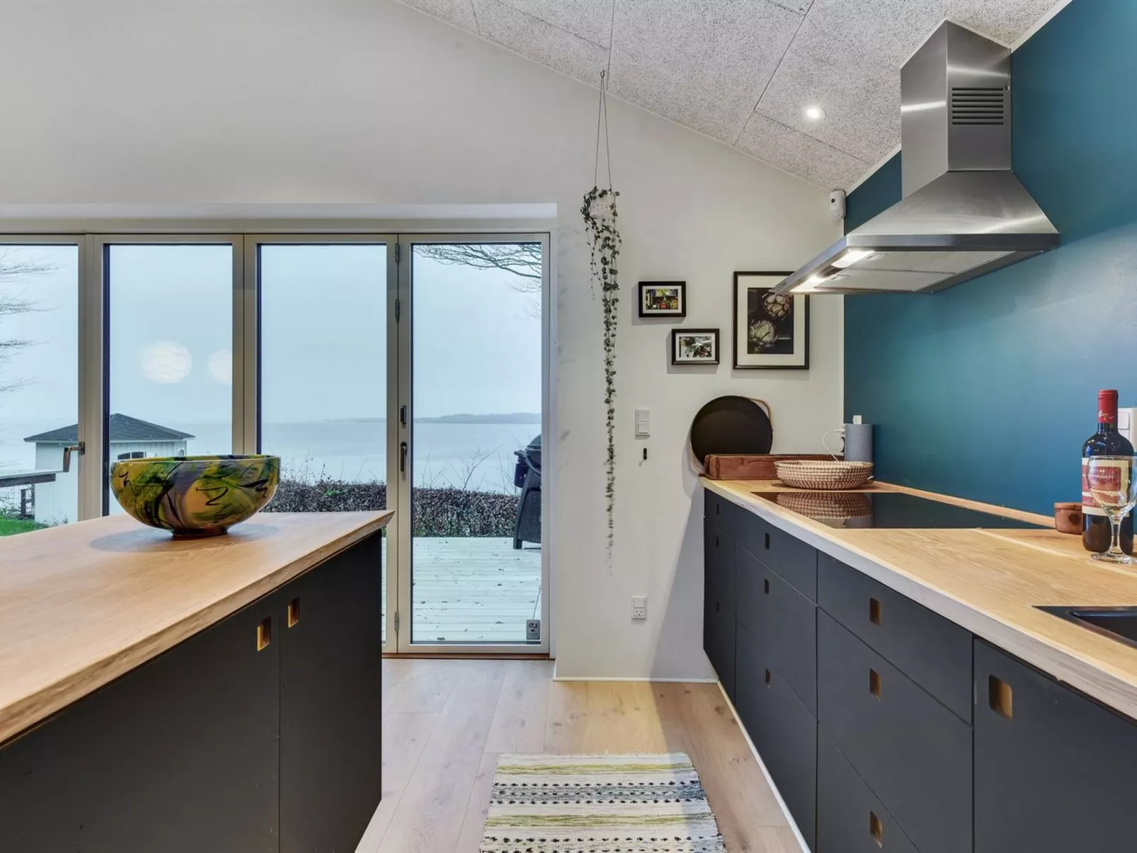 "Lika" - 25m to the fjord-Drinnen