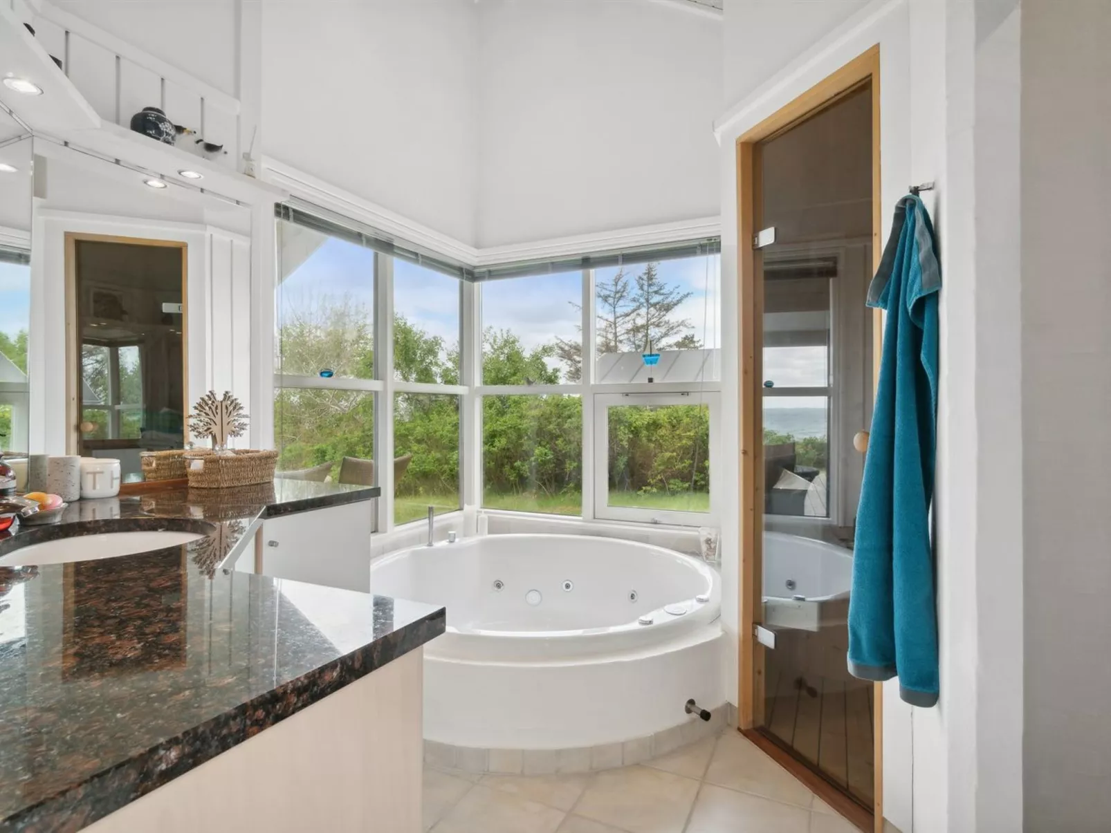 "Elspeth" - 25m from the sea-Inside