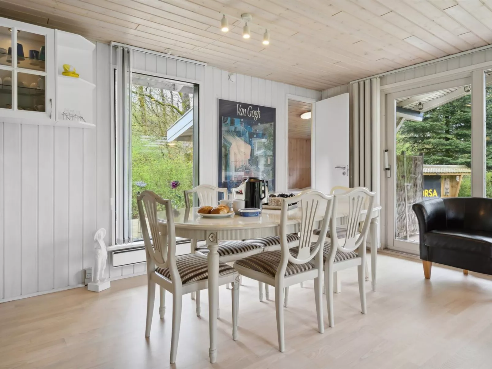 "Erlar" - 30km from the sea-Drinnen