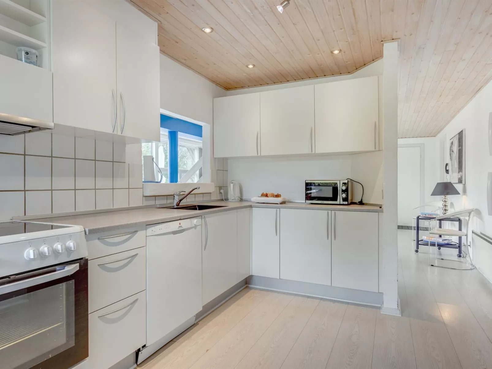 "Tabithe" - 2.2km from the sea-Inside