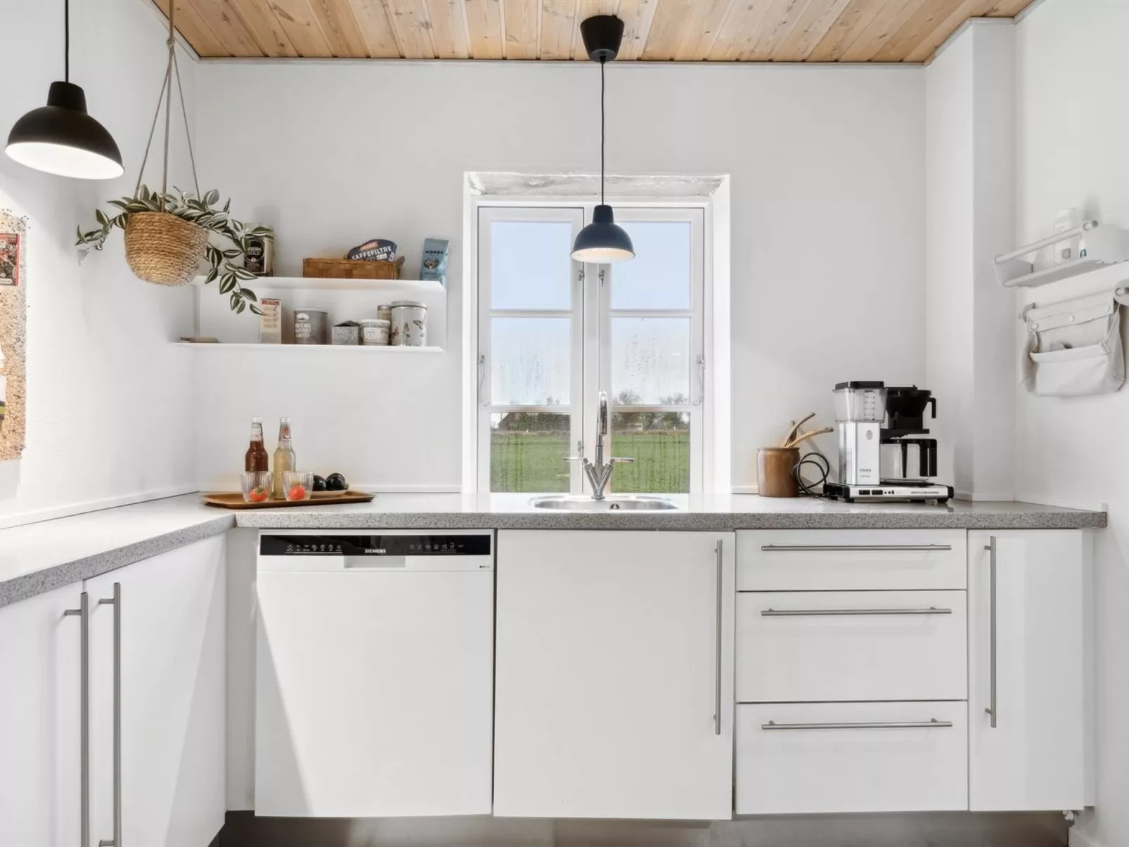 "Adrienne" - 6.4km from the sea-Inside