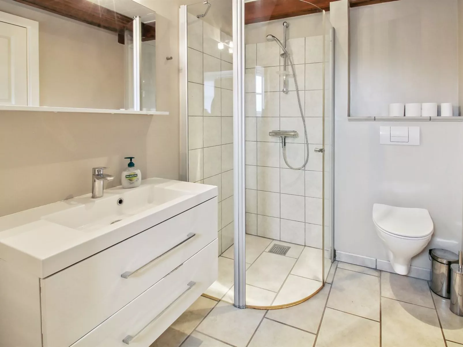 "Thrine" - 24km from the sea-Dedans