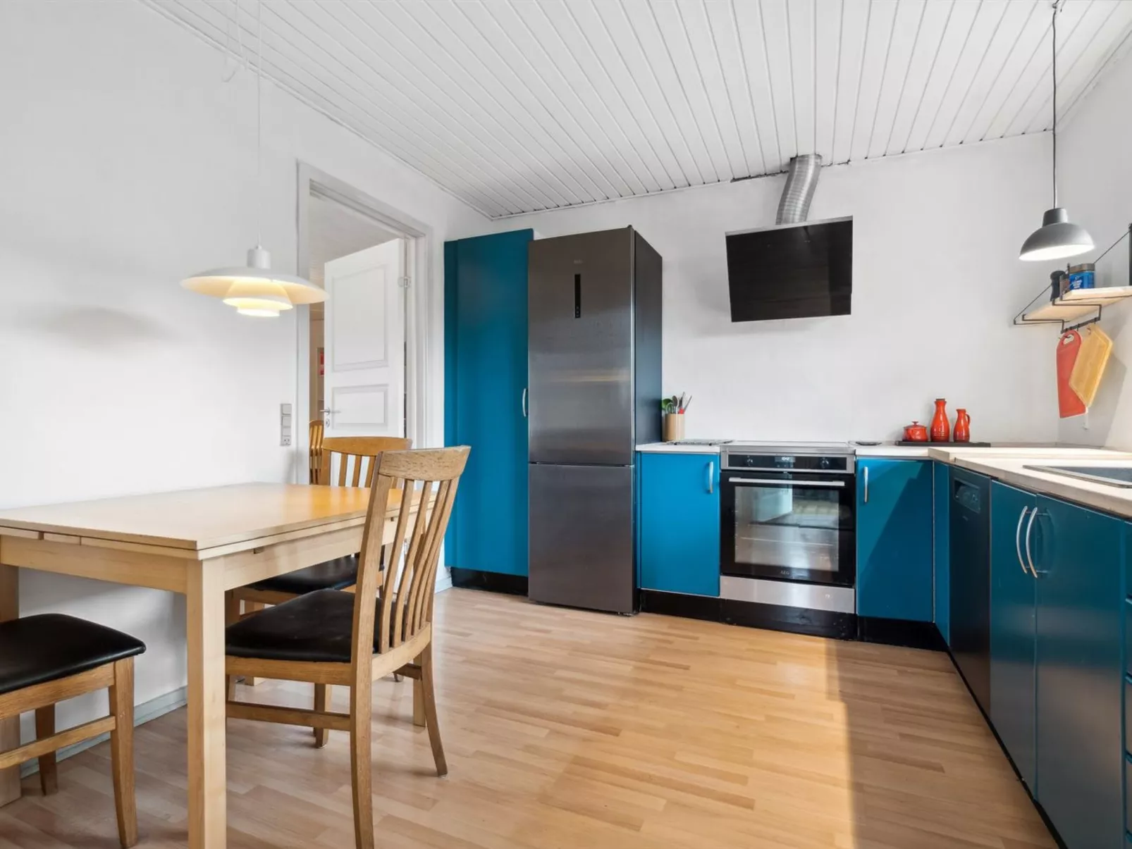 "Yrjö" - 1km from the sea-Inside