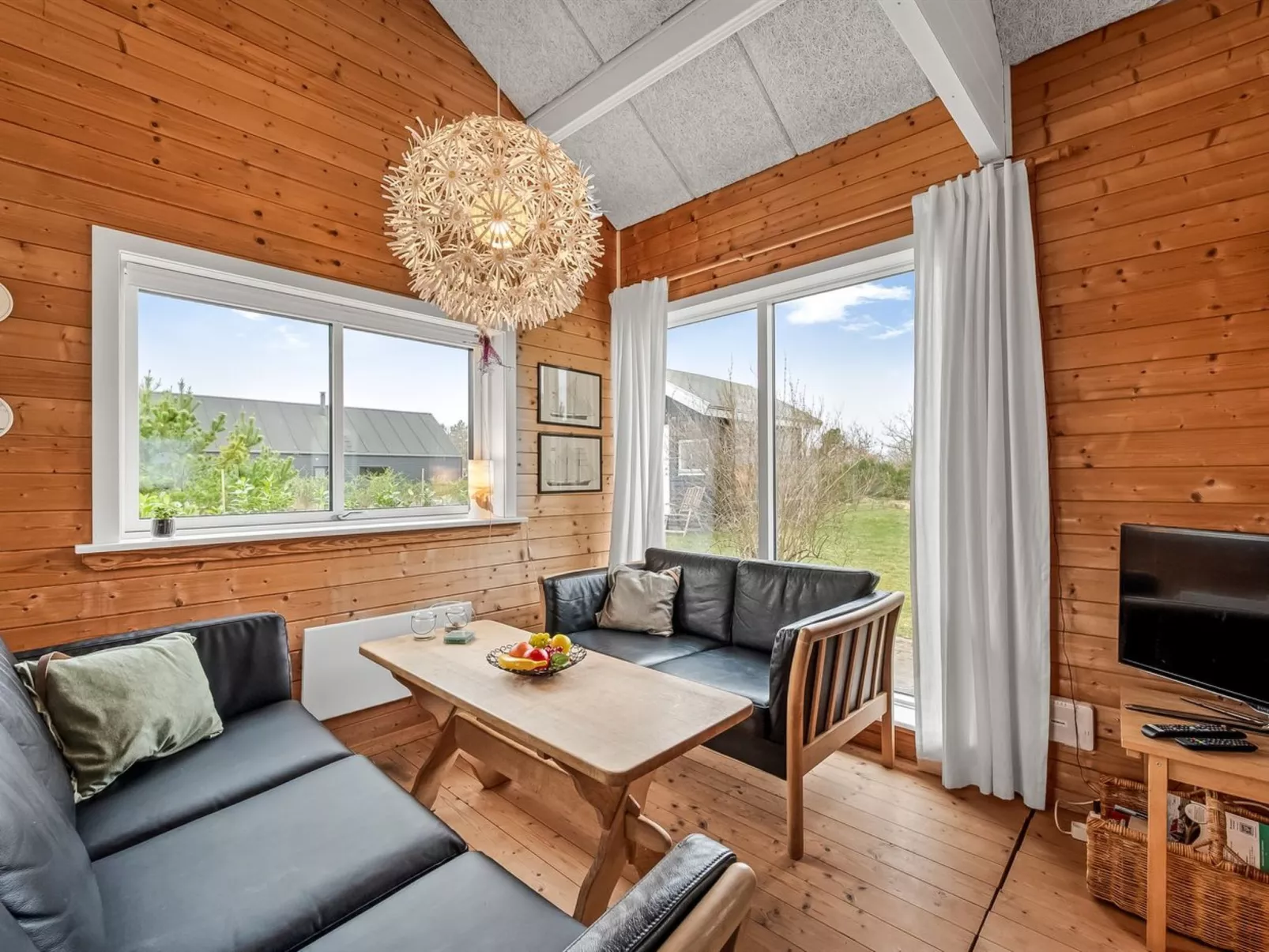 "Oddger" - 250m to the fjord-Drinnen