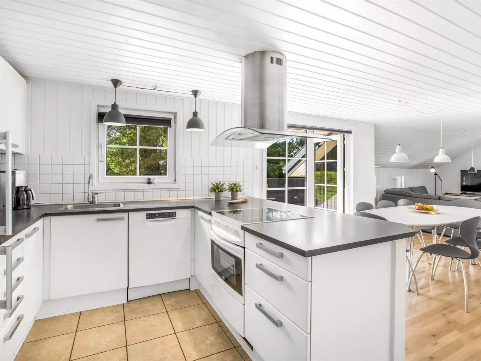 "Joseline" - 1.8km from the sea-Inside