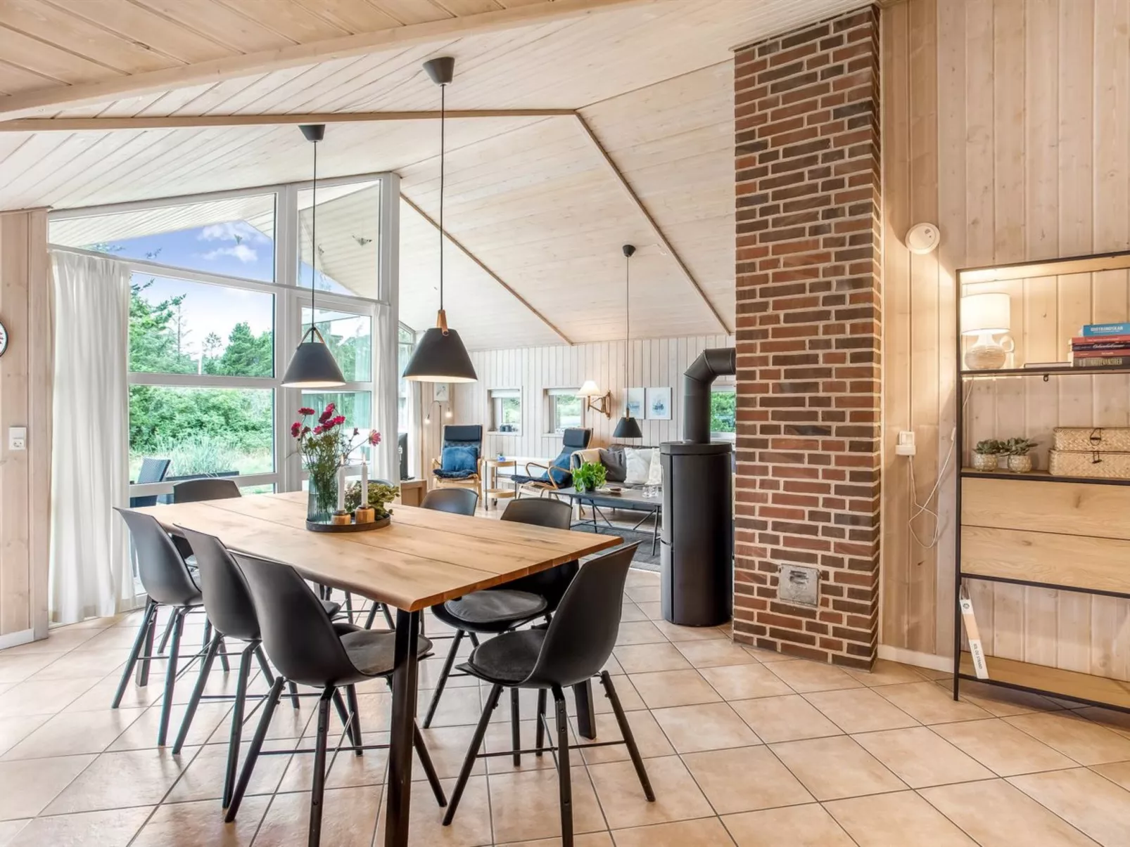 "Ronna" - 2.2km from the sea-Inside