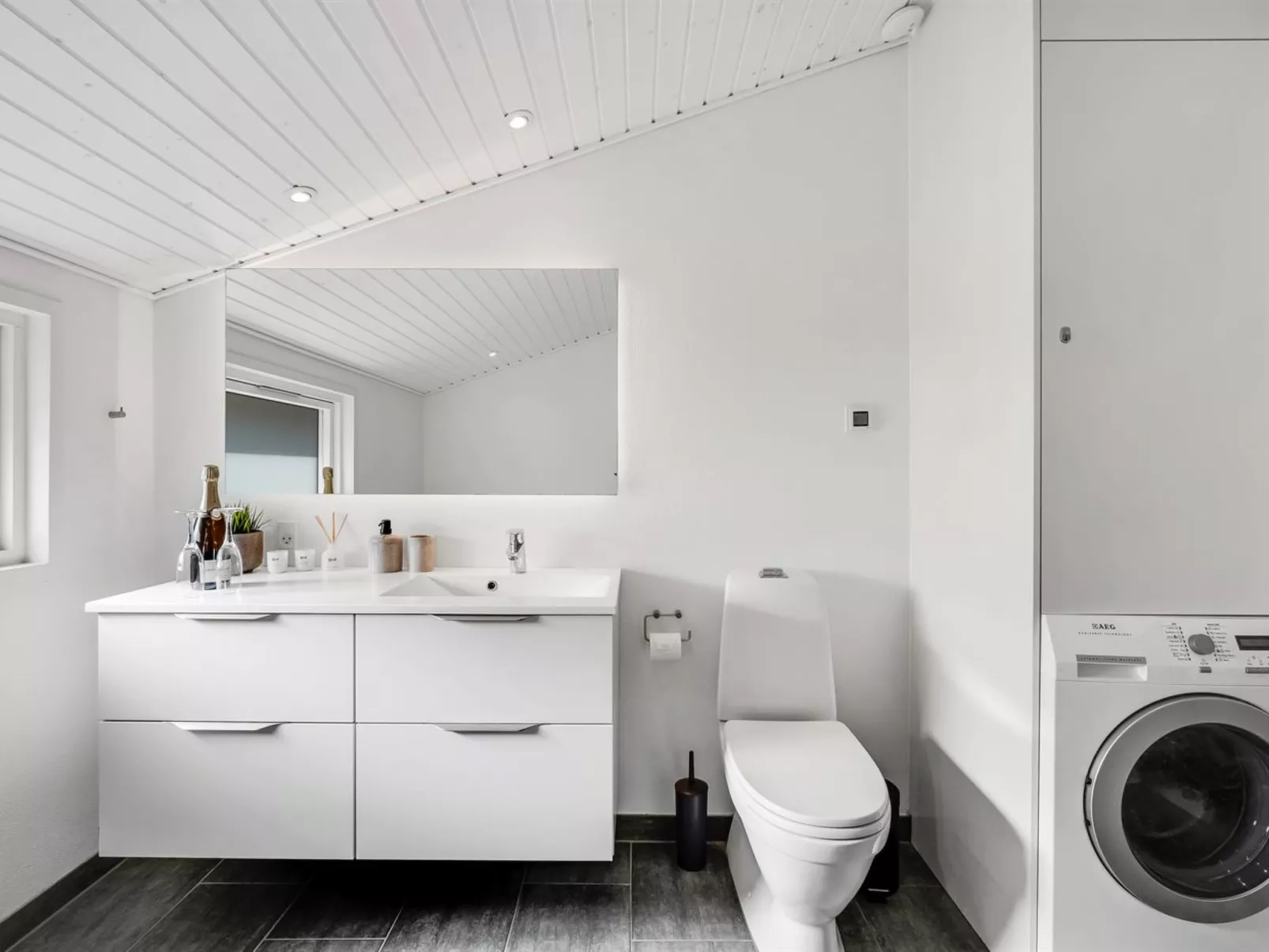 "Eirik" - 2.5km from the sea-Inside