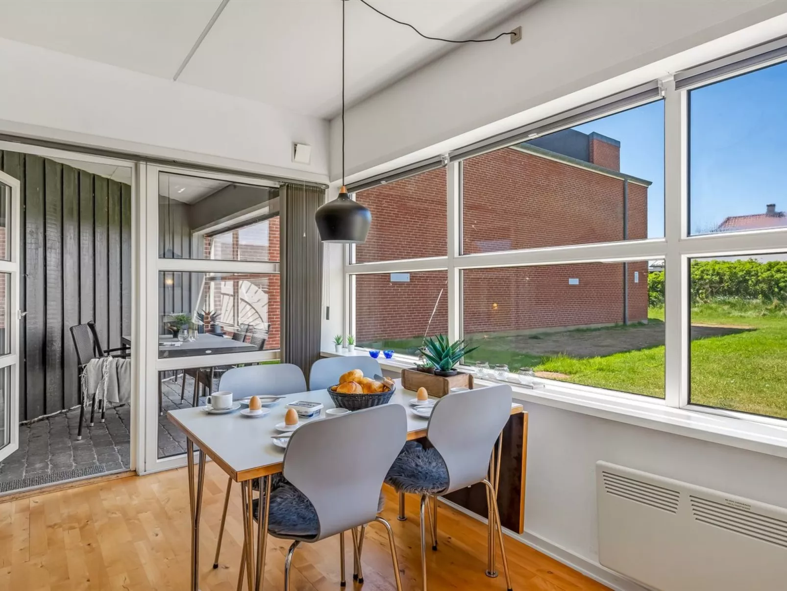 "Akai" - 100m from the sea-Dedans