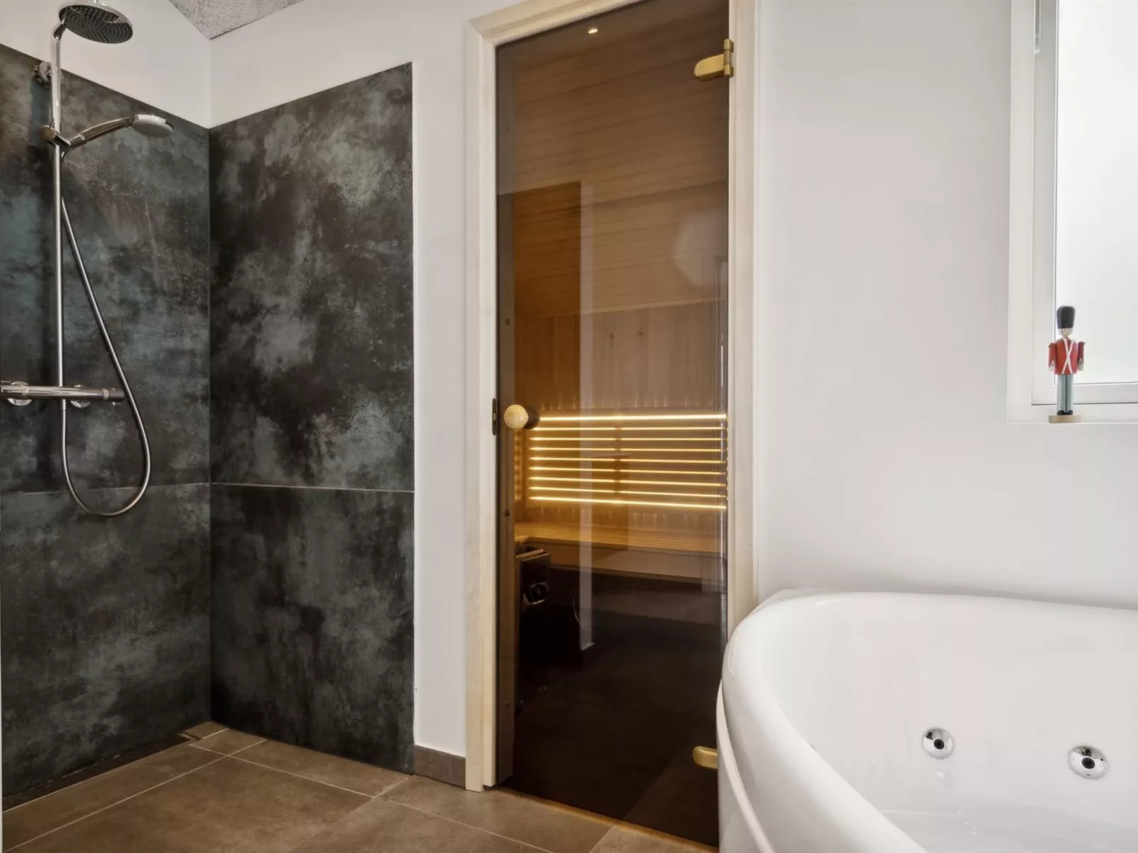 "Stygg" - 75m from the sea-Inside