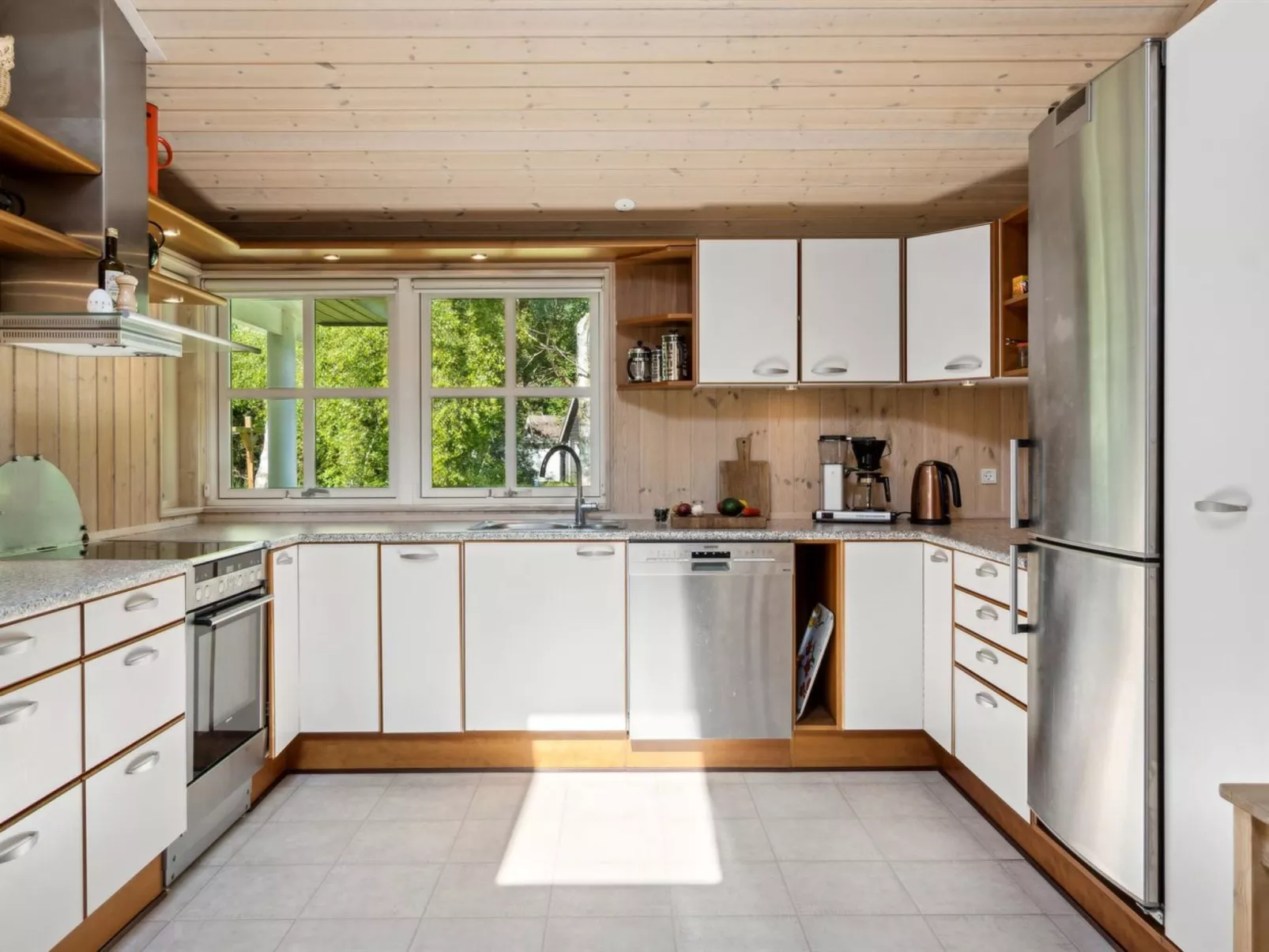 "Launo" - 1.1km to the fjord-Drinnen