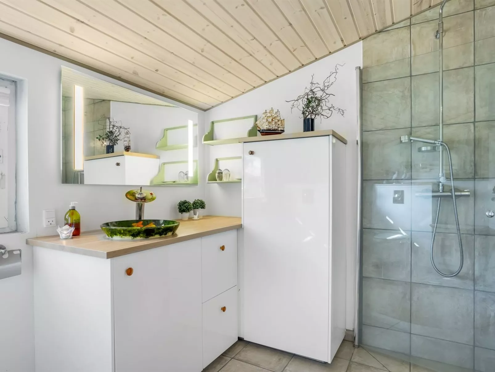 "Livni" -  from the sea-Drinnen