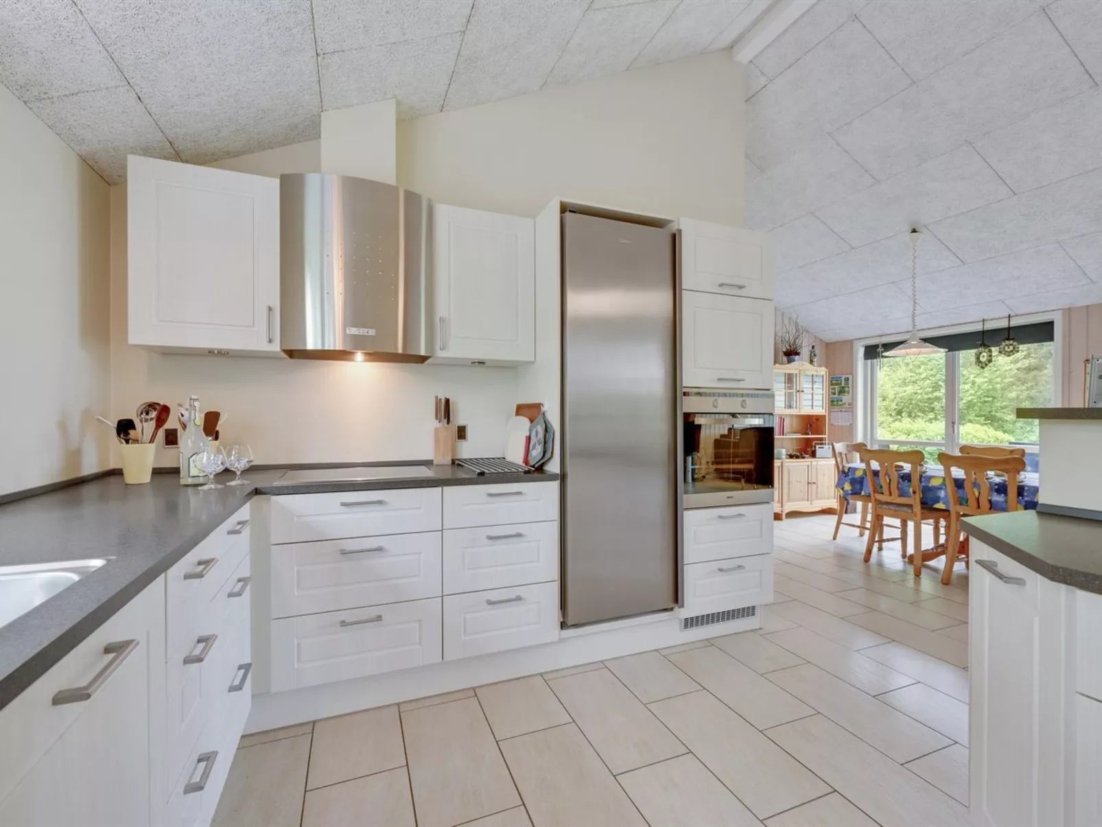 "Tjorven" - 250m to the fjord-Drinnen