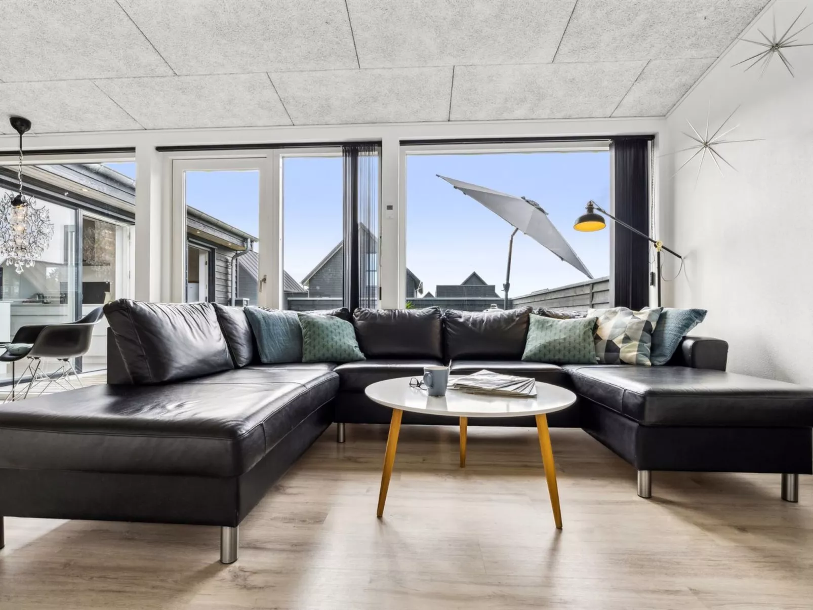 "Ingebrit" - 1.4km from the sea-Drinnen