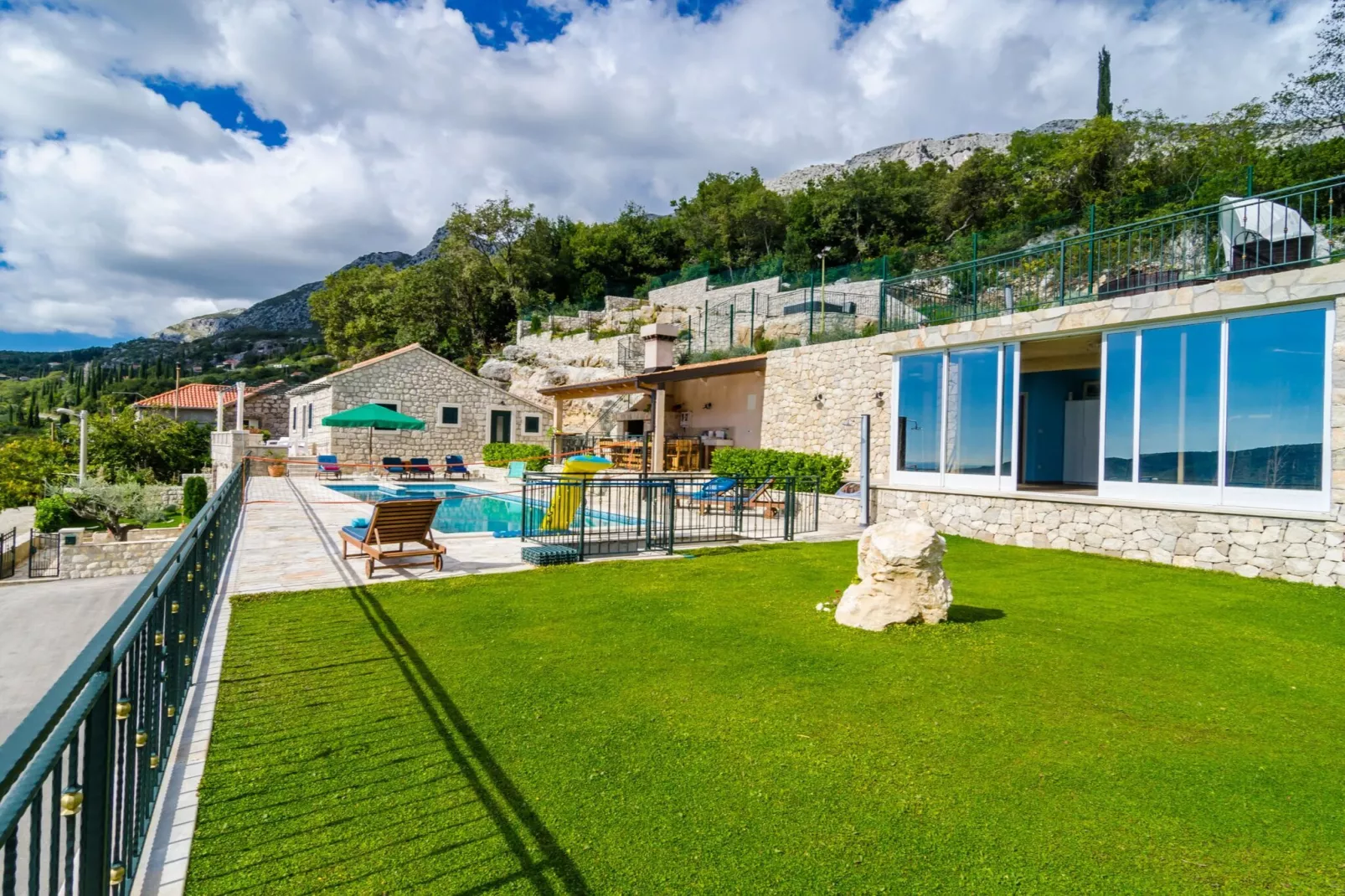 Villa Falcon Rook - Four-Bedroom Villa with Terrace and Swimming Pool-Jardins en été