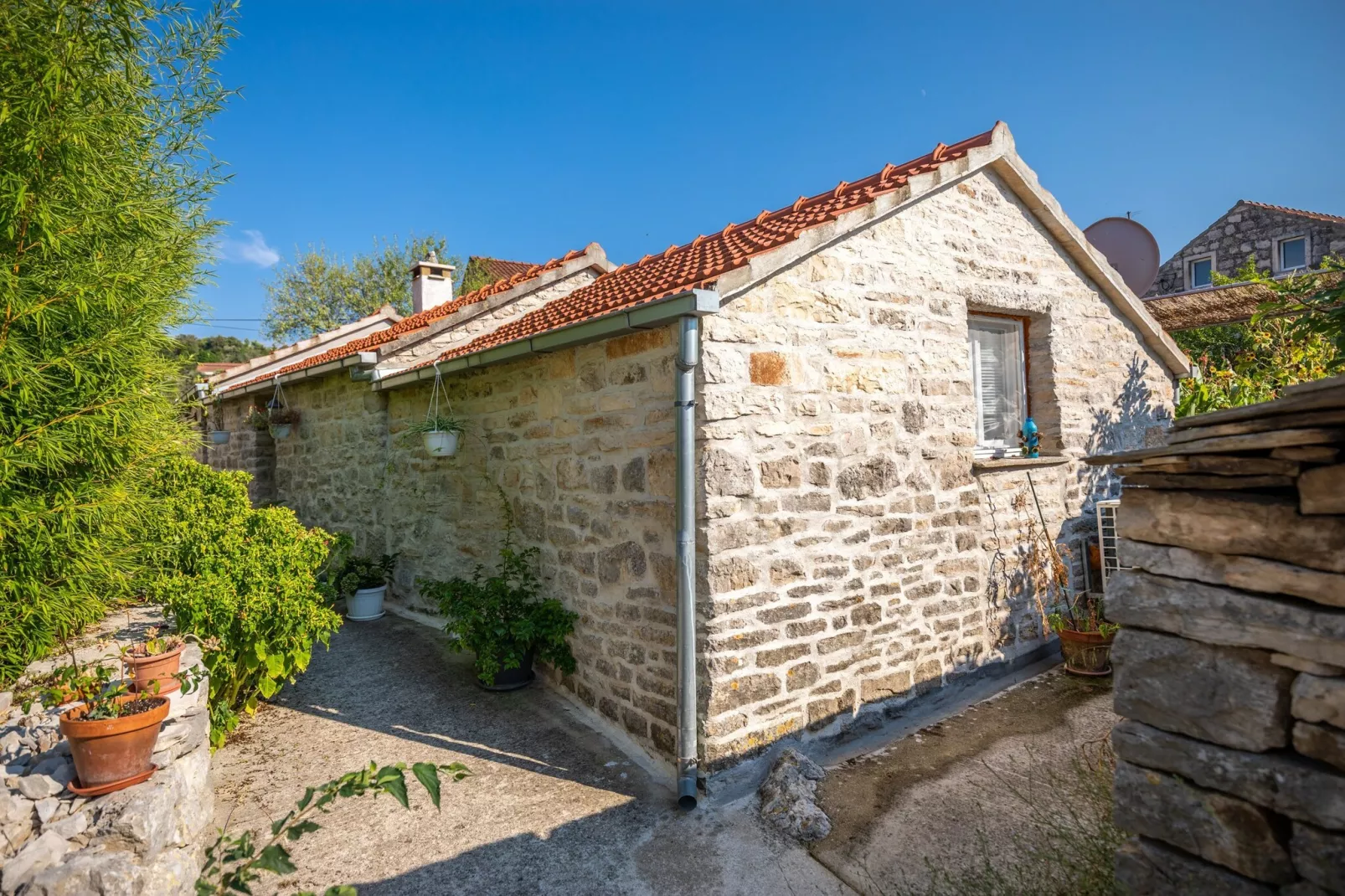 Stone House Harmony -Studio Apartment with Patio and Garden View ( 2 )-Im Freien