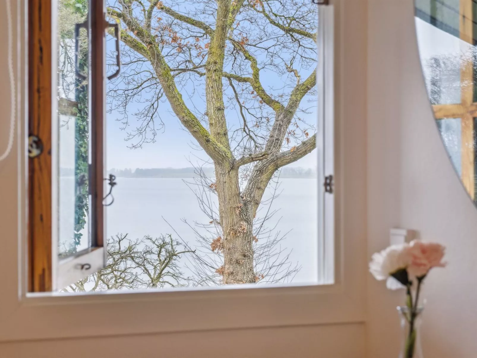 "Titta" - 10m to the fjord-Outside