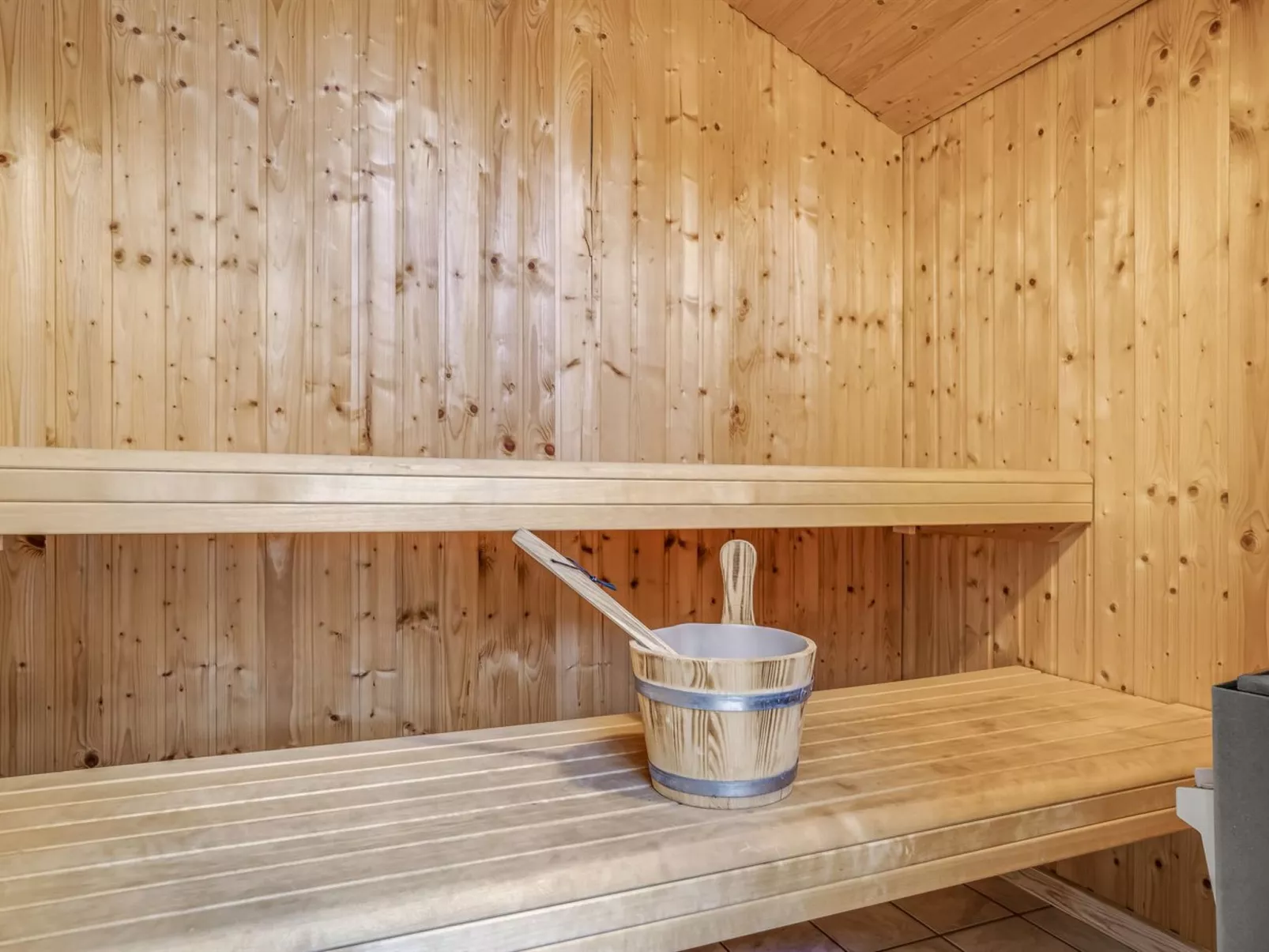 "Elvin" - 2km from the sea-Inside