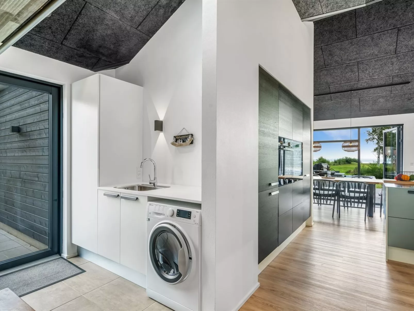 "Jahn" - 250m to the fjord-Drinnen