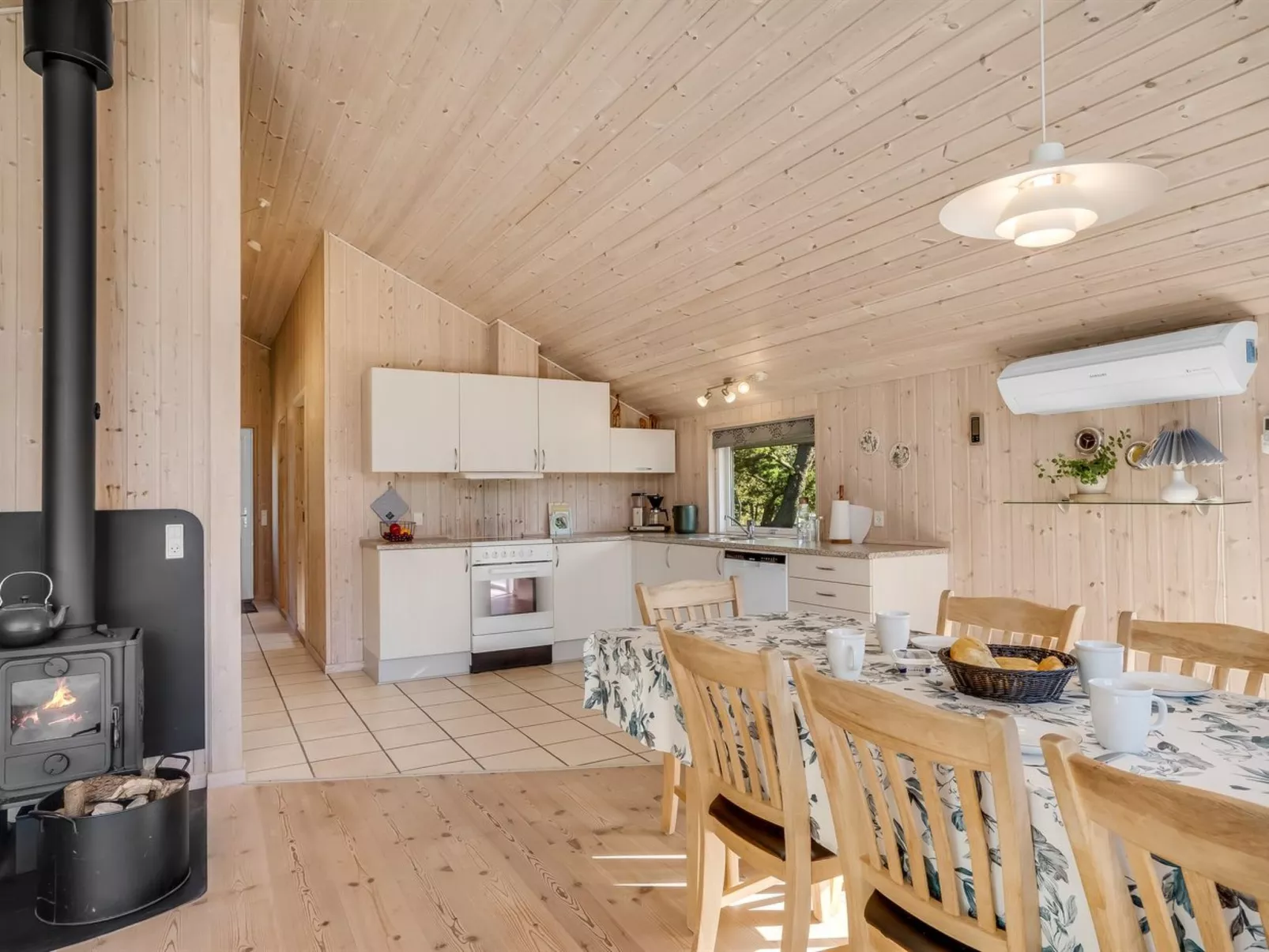 "Skrollan" - 200m to the fjord-Inside