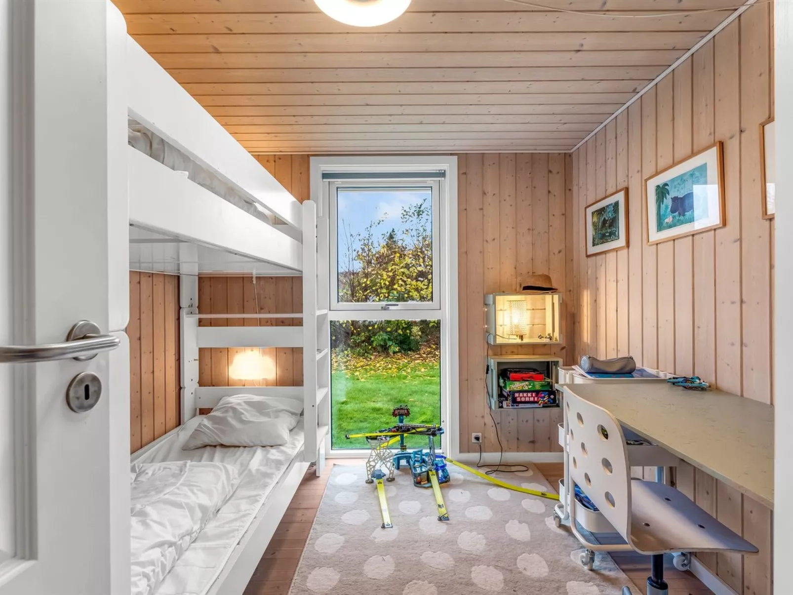 "Ensio" - 8.0km from the sea-Drinnen