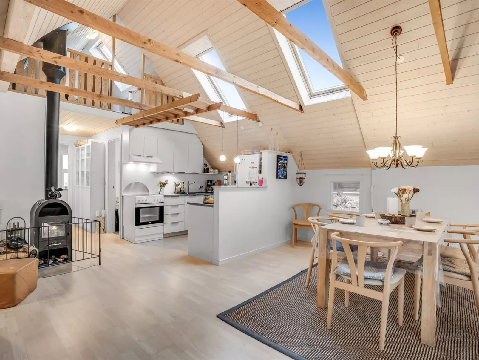 "Adisl" - 600m to the fjord-Drinnen