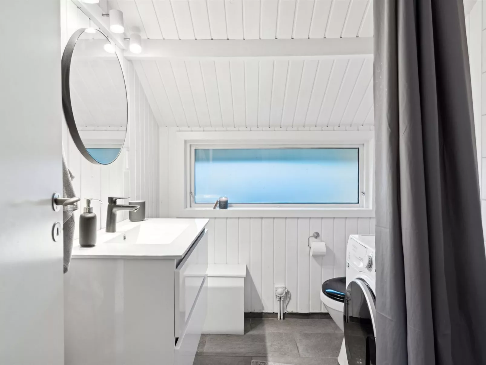 "Frithlef" - 1.3km from the sea-Inside