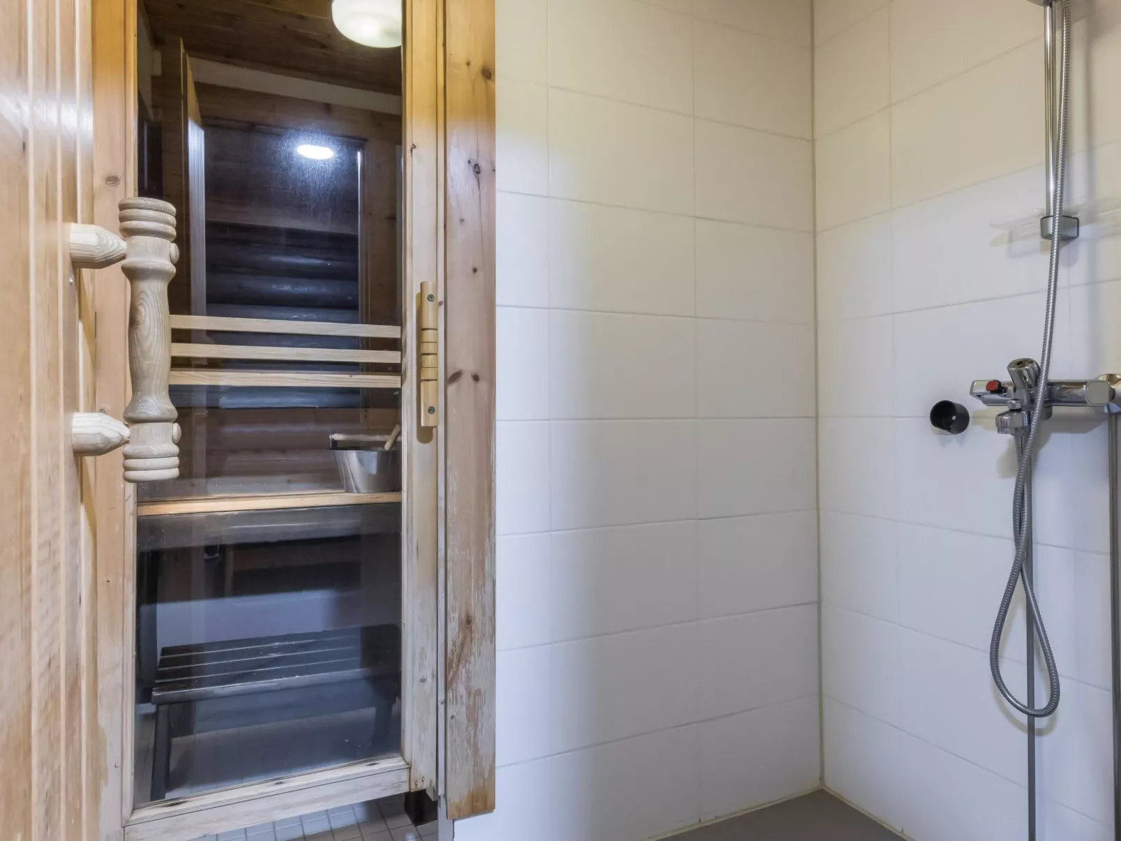 Mötönpesä 2-Drinnen