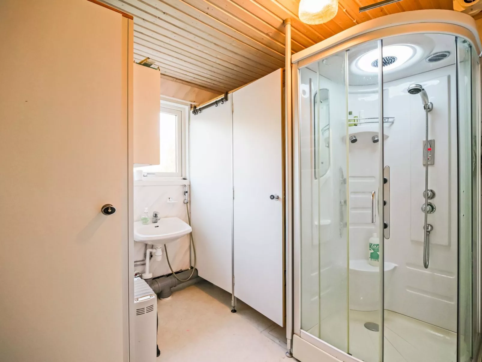 Lövgårdenin lohimaja-Inside