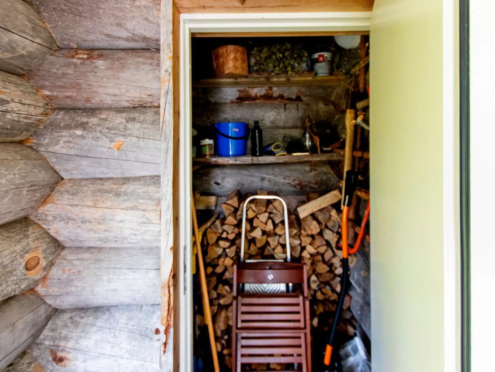 Hankipolku 7b / ukuli-Inside