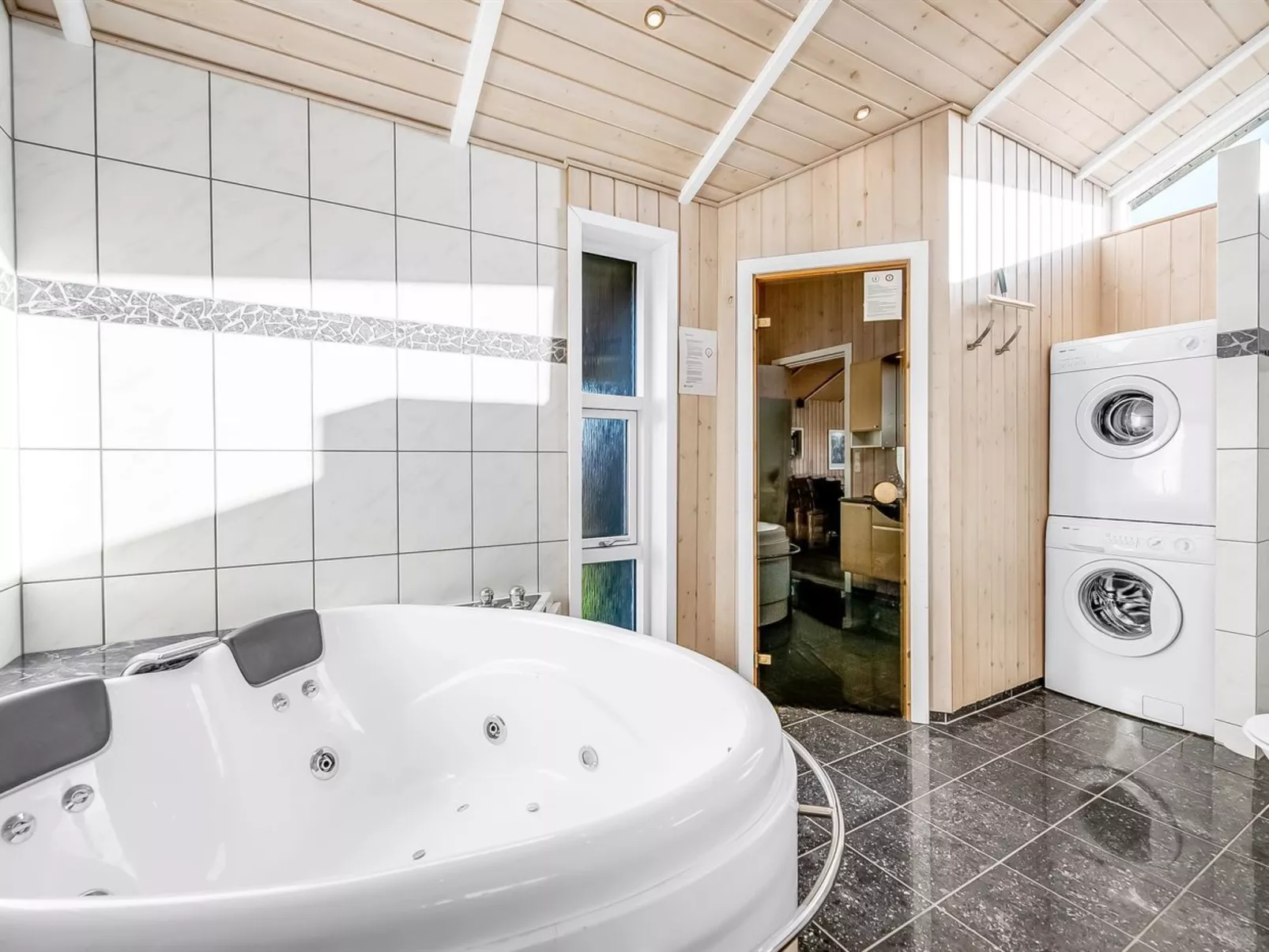 "Asgard" - 800m to the fjord-Inside