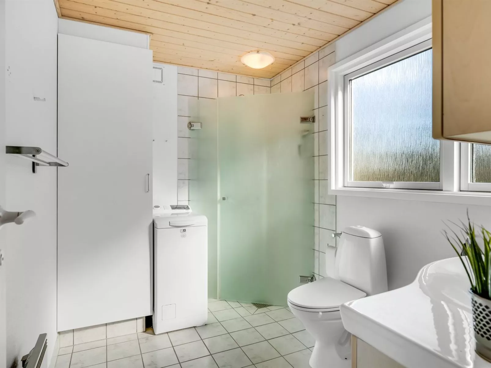 "Elisabete" - 200m to the fjord-Inside