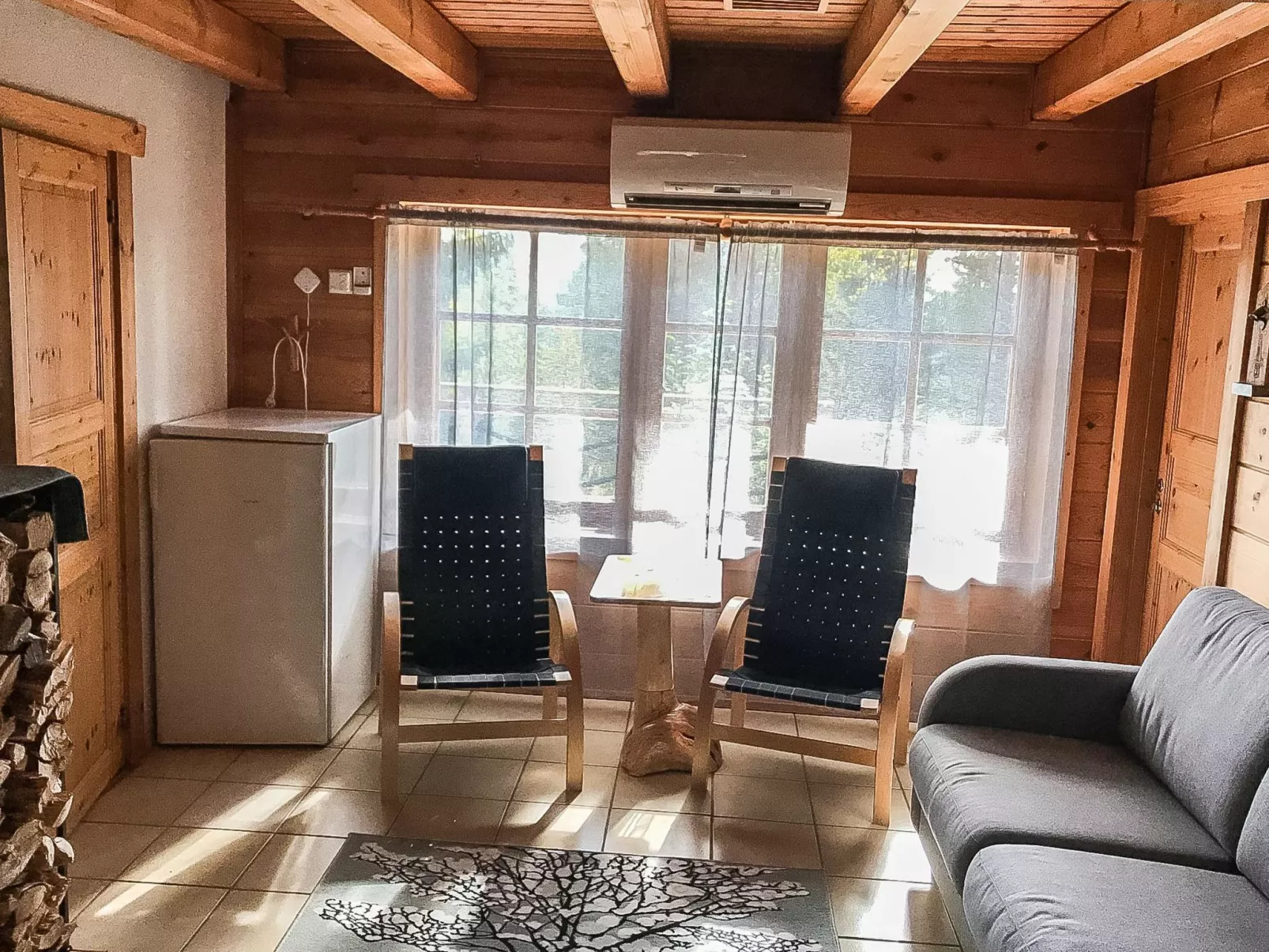 Hyrynpirtti mökki-Dedans