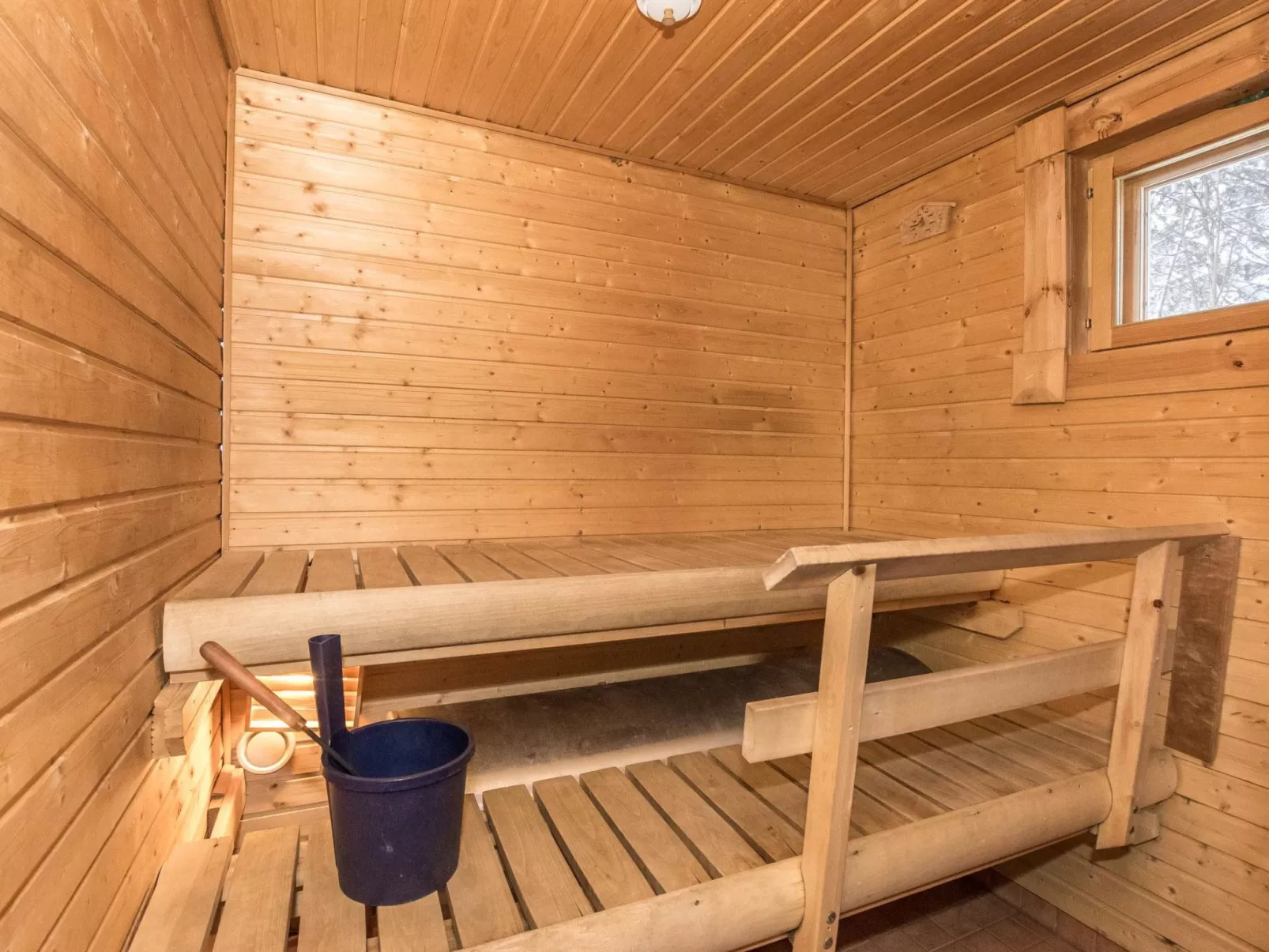 Aurinkoinen hirsimökki-Dedans