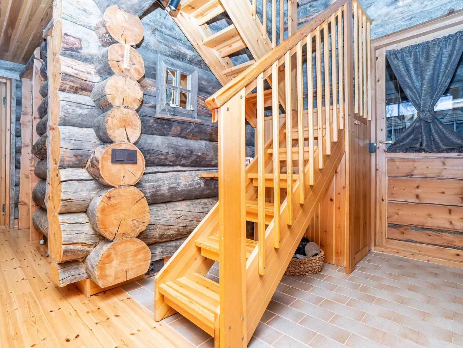 Ruka-rokova 2-Dedans