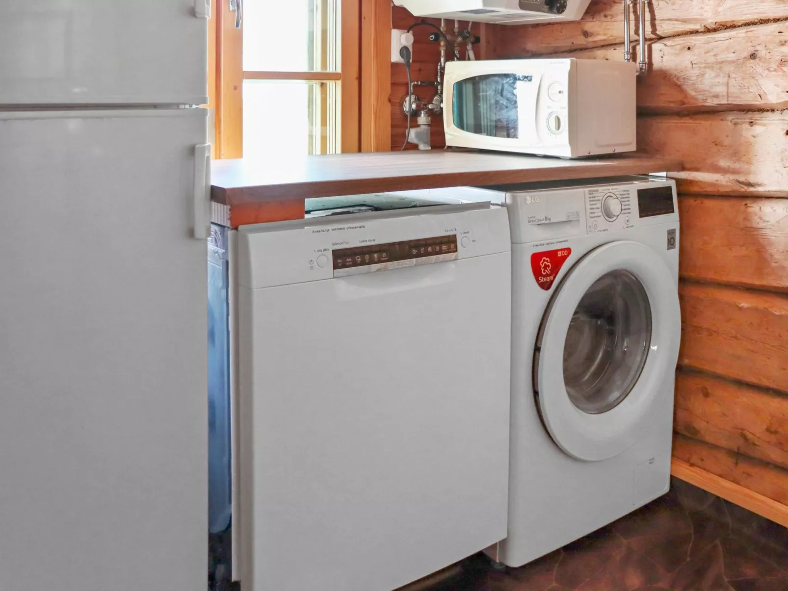 Laattajan hirsipirtti-Inside