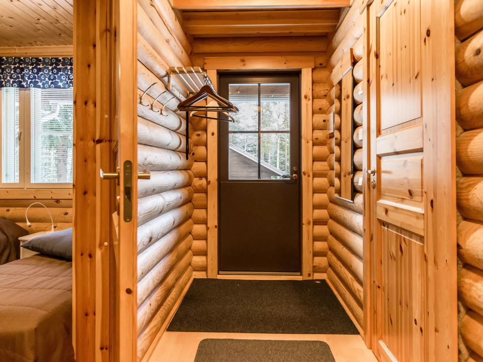 Kilpolan orvokki, pauliina ja karoliina-Dedans