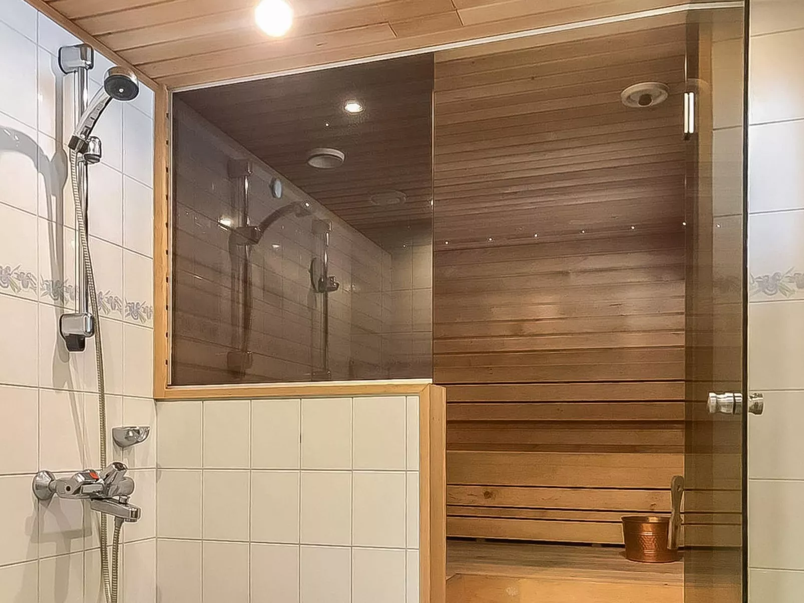 Metsä-vuosseli rukalumous-Dedans