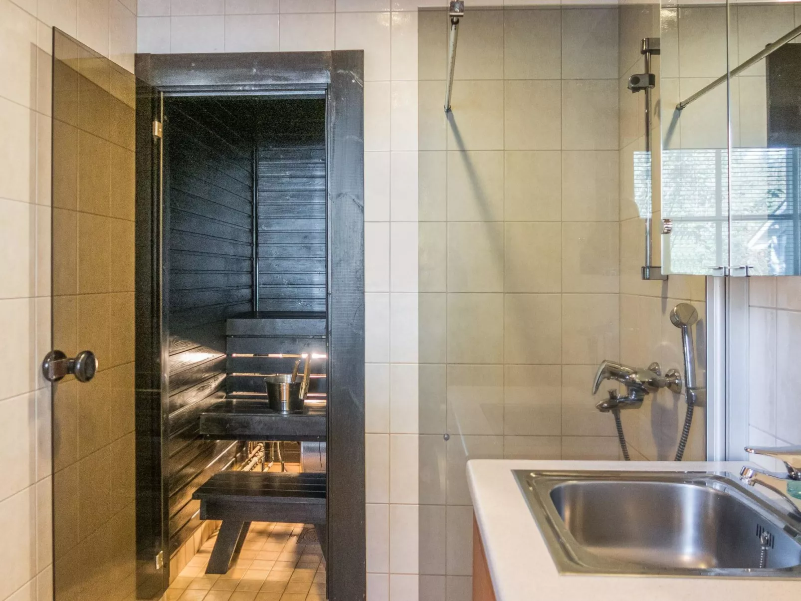 Klz 1. akaatti-Dedans