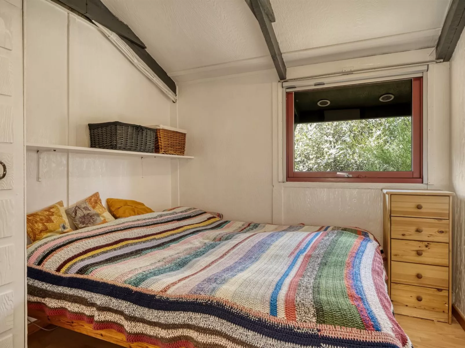 "Nimrod" - 800m from the sea-Dedans