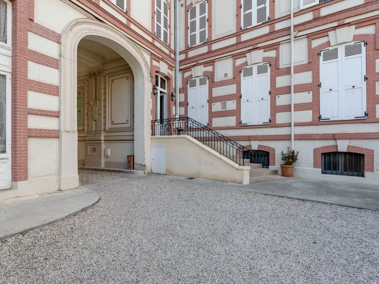 L'hôtel de Paris-Outside