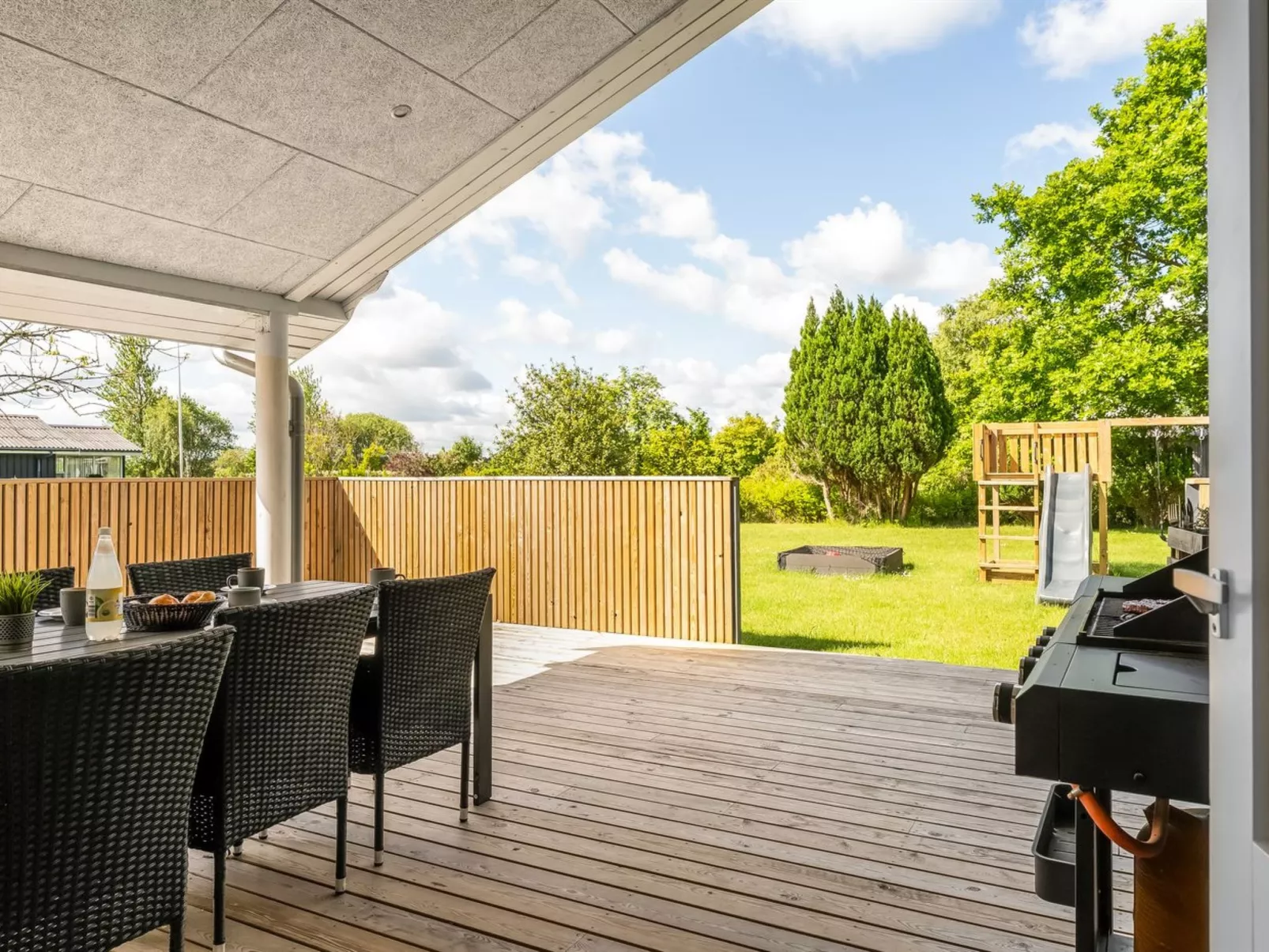 "Ebertine" - 740m to the fjord-Outside