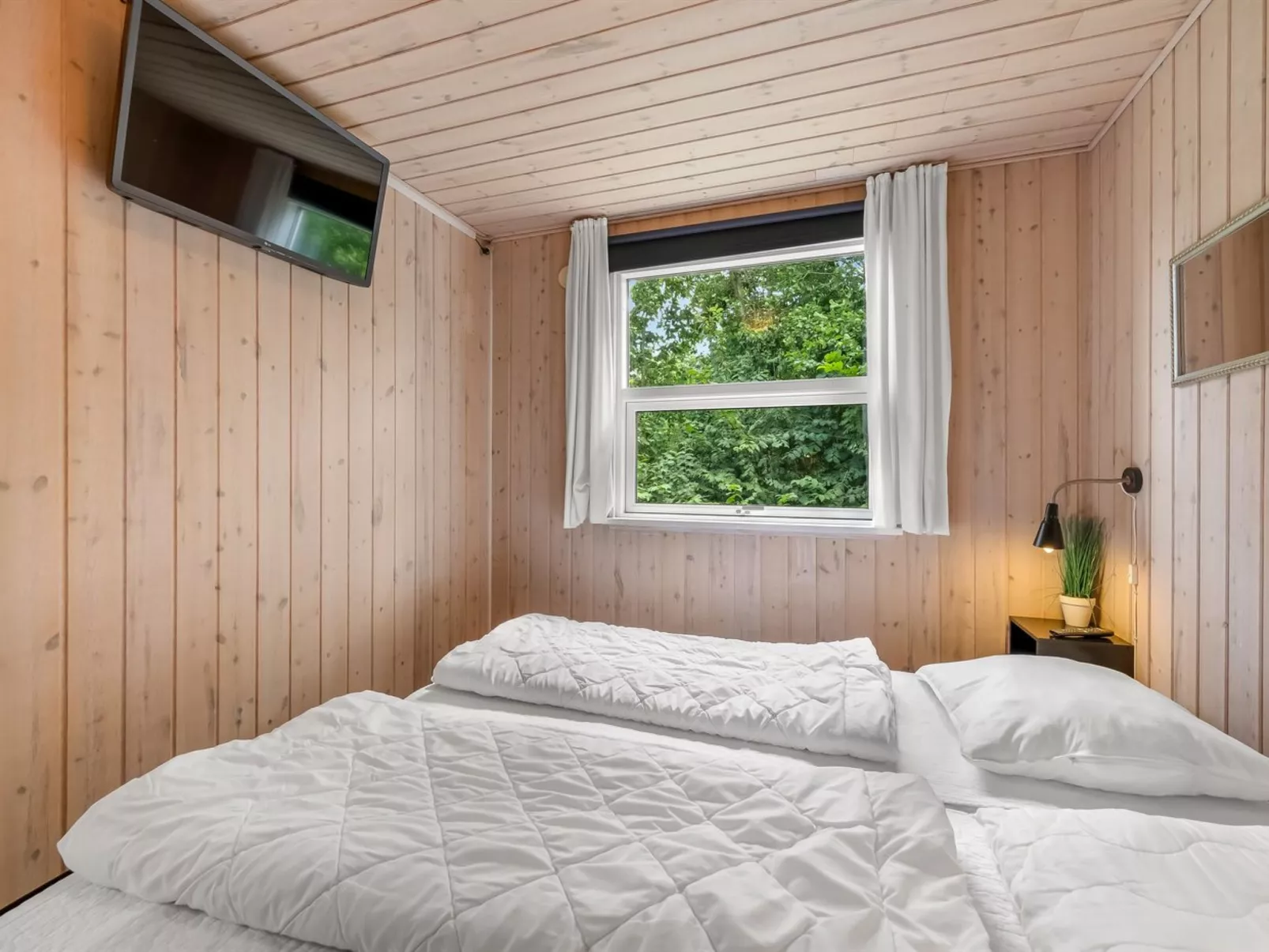 "Mina" - 600m to the fjord-Drinnen