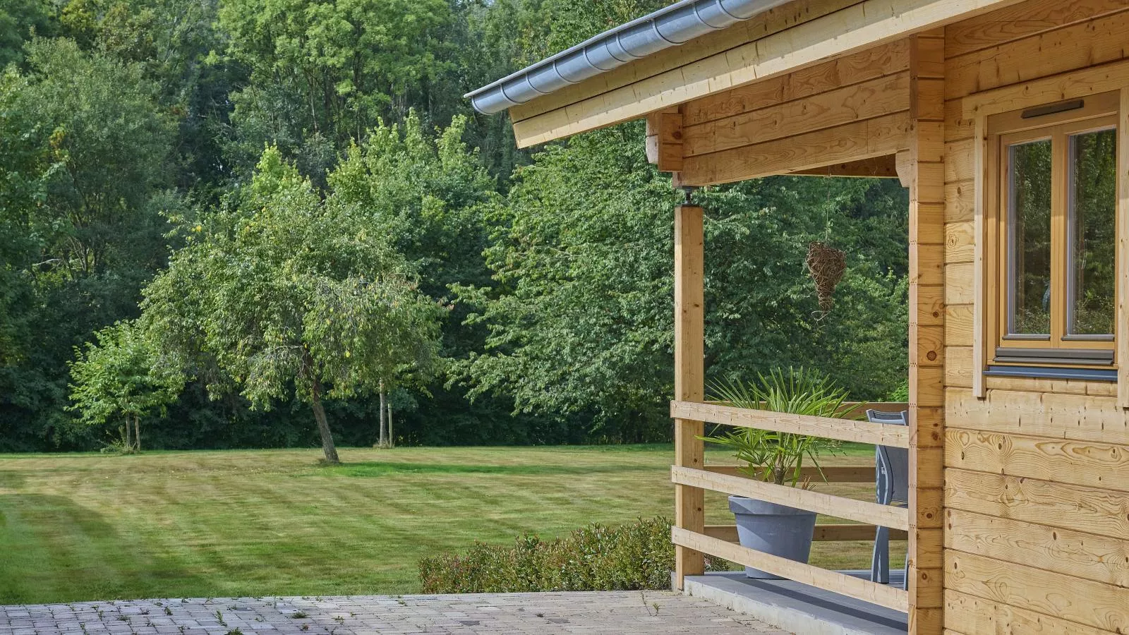 Bie Leentje op de Wei-Jardins en été