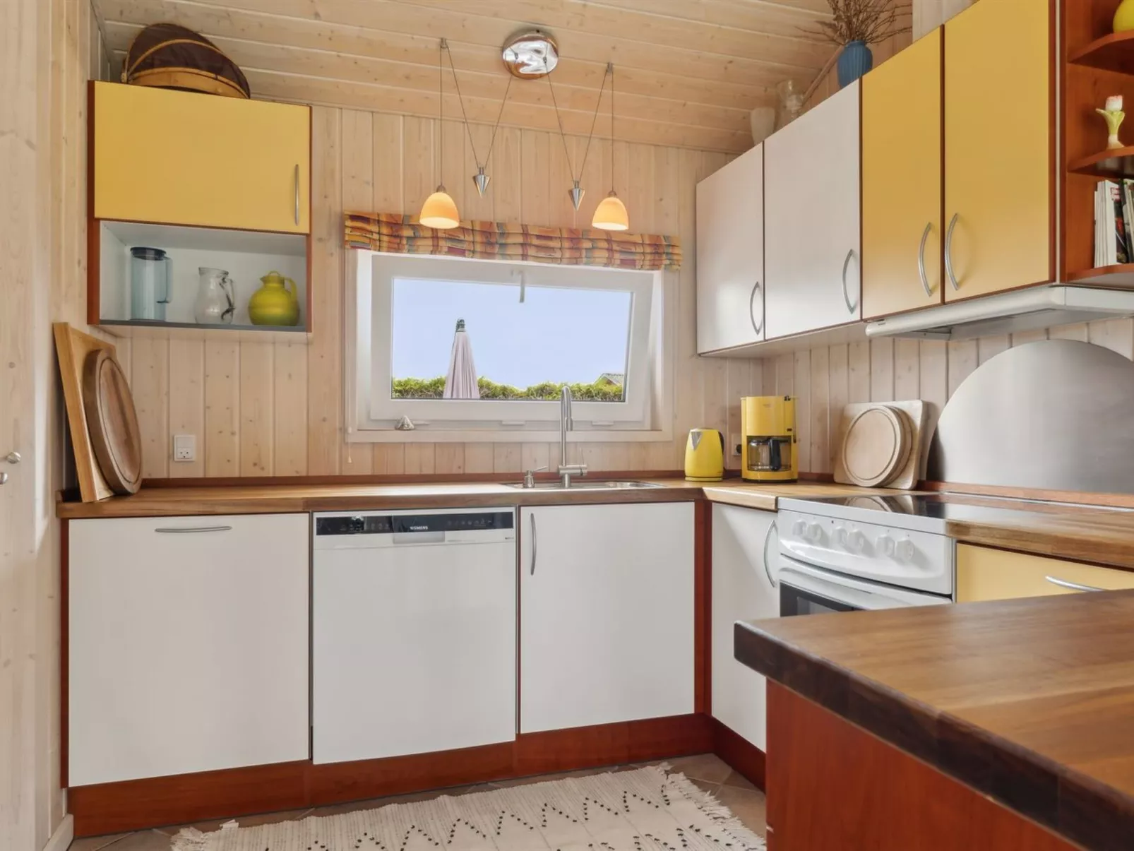 "Henne" -  from the sea-Drinnen