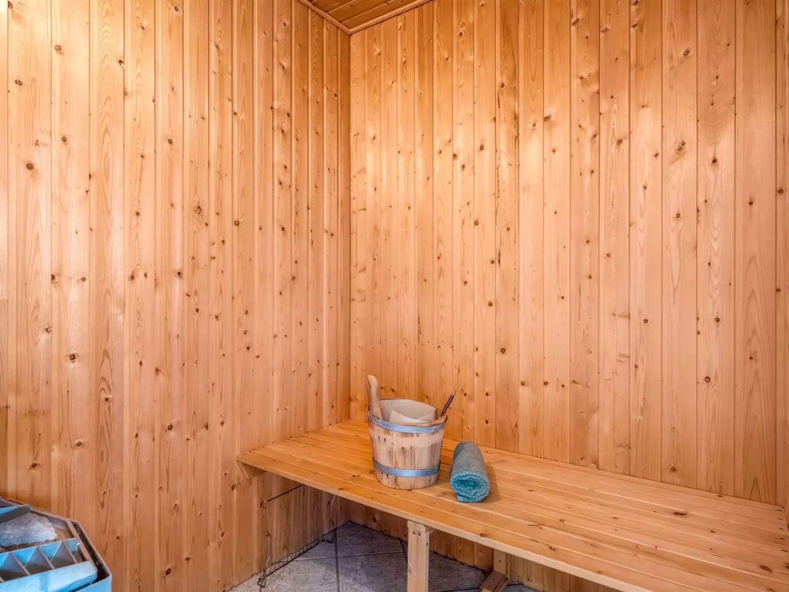 "Ebon" -  from the sea-Drinnen