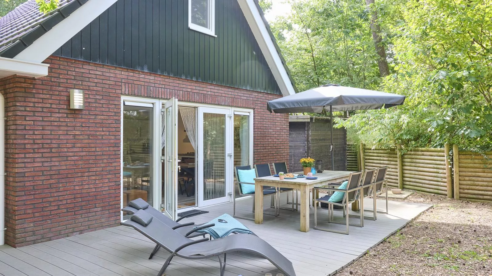 De Linde-Exterior in summer