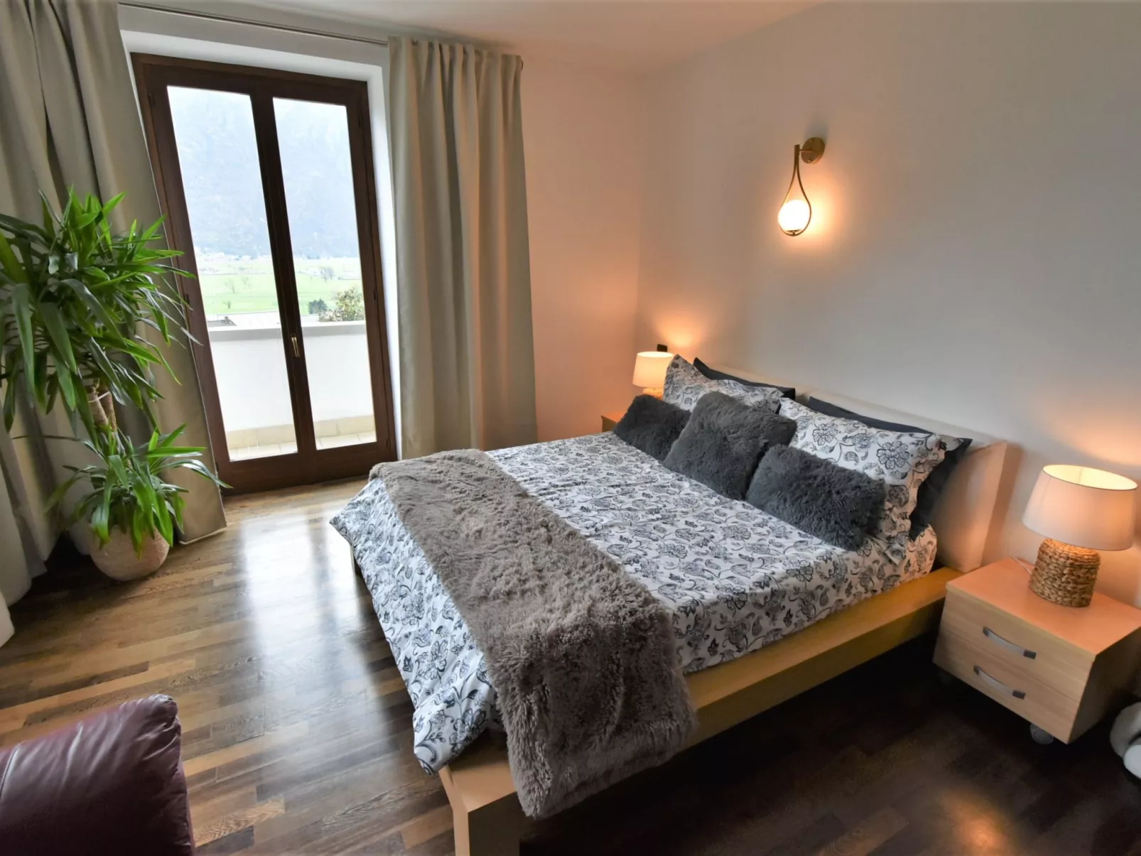Valley View Pool Apartment-Inside