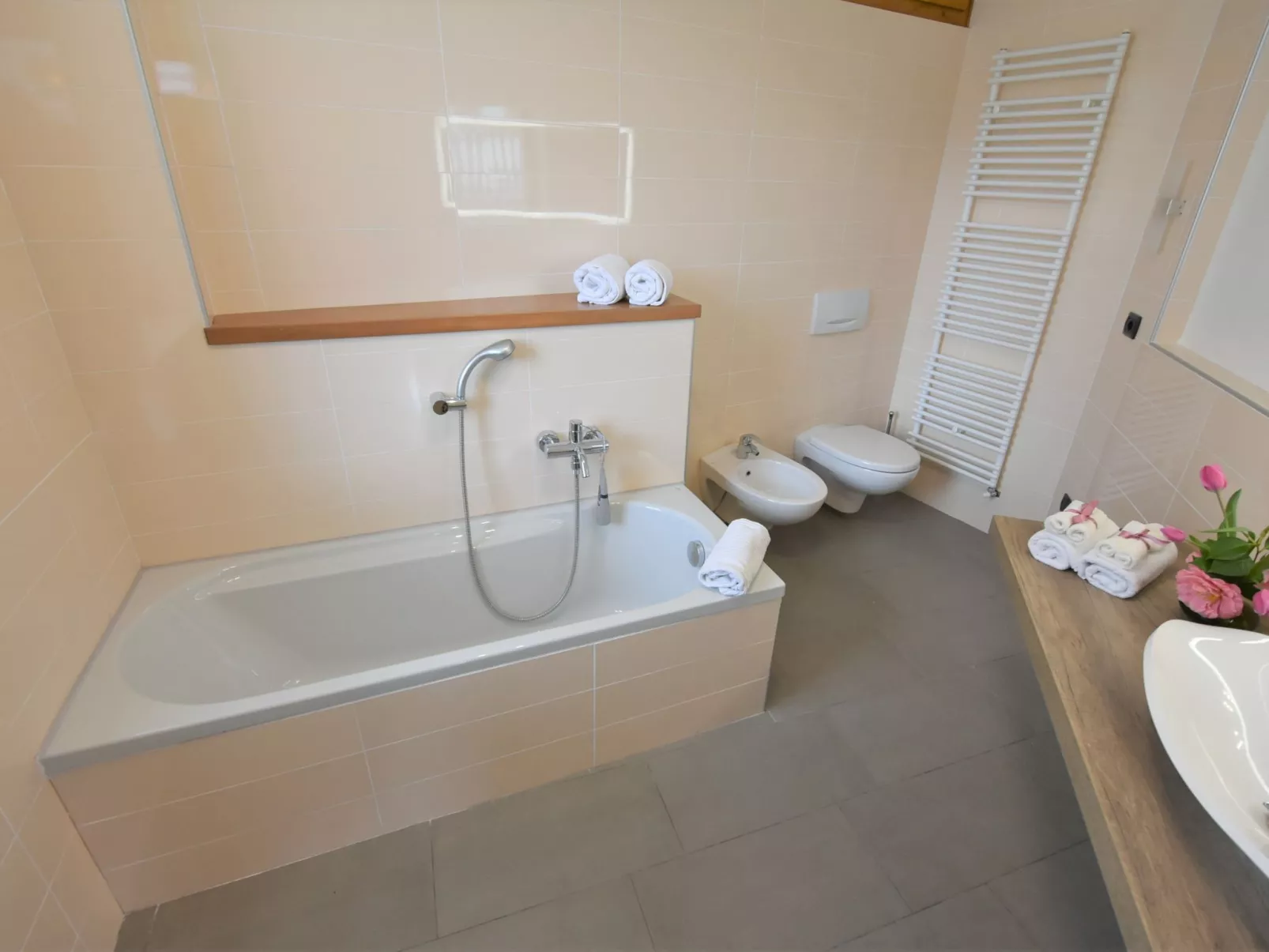 Valley View Pool Apartment-Inside