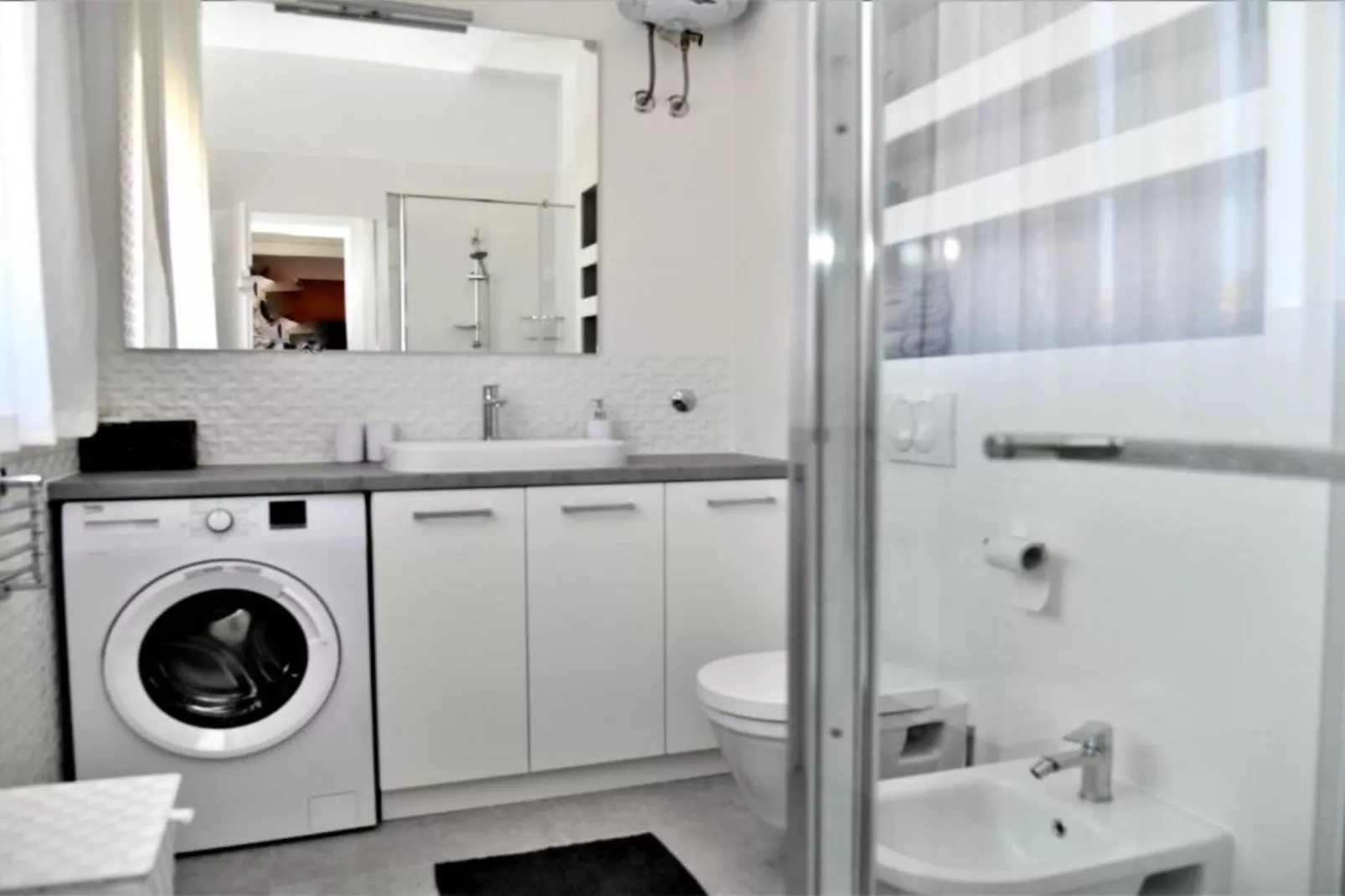 Two Bedroom Apartment with Balcony &  Garden View-Salle de bain